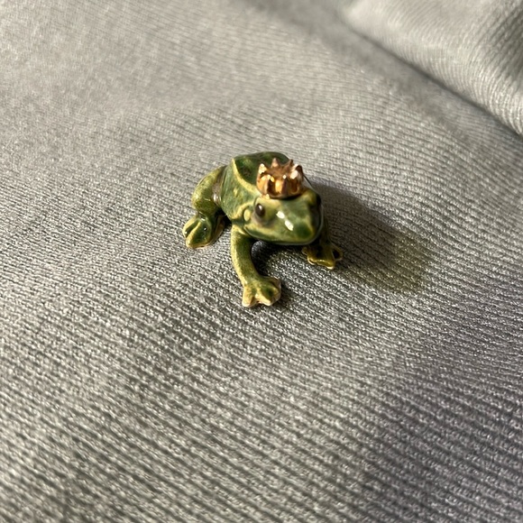 Vintage miniature Hagen Renaker prince frog with crown. Porcelain - Picture 3 of 8